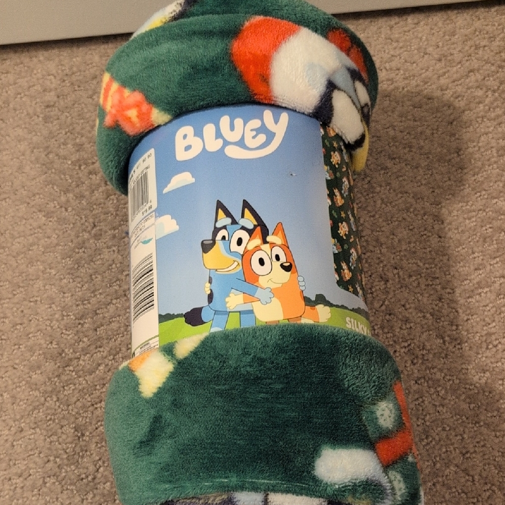 Bluey Kids' Christmas Holiday Plush Throw Blanket - Green and Orange NWT